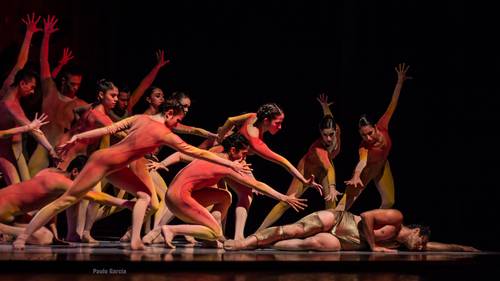 En imagen de 2016, escena de la pieza Sensemayá, coreografía de Gloria Contrereras con música de Silvestre Revueltas, interpretada por el Taller Coreográfico de la UNAM.