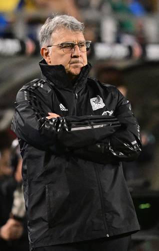 Gerardo Martino, técnico del Tricolor y quien el martes fue abucheado tras la derrota ante Colombia, dijo que el balompié nacional debe impulsar más a los canteranos y darles oportunidades de migrar a otras ligas para elevar el nivel de las selecciones nacionales.