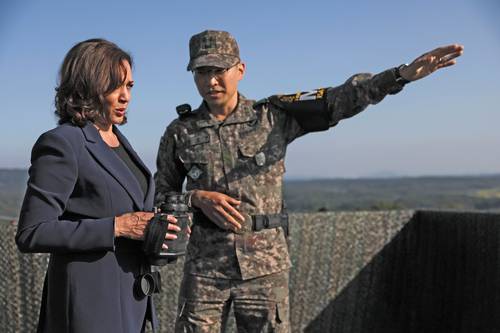 La vicepresidenta de Estados Unidos, Kamala Harris, de gira en la zona desmilitarizada de las dos Coreas. Tras su estancia, Pyongyang disparó al menos dos misiles balísticos frente a su costa oriental.