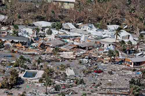 Con fuertes vientos, marejadas y lluvias que causaron graves daños en edificios y viviendas, el huracán Ian golpeó Florida, como se aprecia en esta vista aérea de la playa de Fort Myers.
