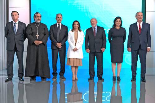 Los candidatos a la presidencia de Brasil, antes del debate televisivo. Según un sondeo de opinión, Lula (tercero desde la derecha) cuenta con 50 por ciento del voto válido, seguido de Bolsonaro (izquierda), con 36 por ciento.