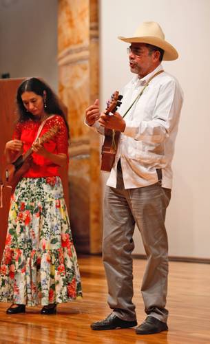 Gisela Farías Luna y Gilberto Gutiérrez Silva durante el concierto que ofrecieron en la sala Manuel M. Ponce del Palacio de Bellas Artes el miércoles pasado, en la presentación del libro El renacimiento del son jarocho y el grupo Mono Blanco, del historiador Bernardo García Díaz, editado por la UV, el INAH y la librería Mar Adentro.