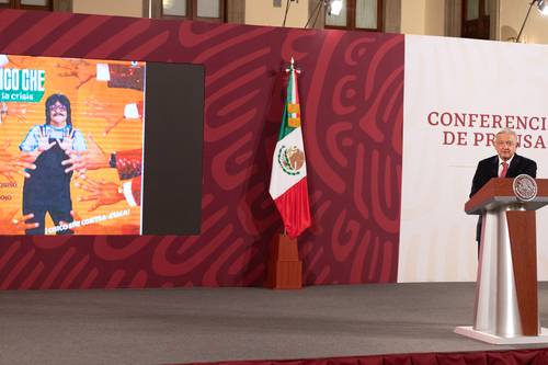 En su conferencia matutina, el presidente Andrés Manuel López Obrador pidió escuchar la canción Que no me quiso el ejército, en la que el cantante Chico Che describe padecimientos que coinciden con los del mandatario.