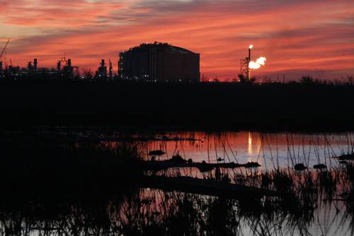 El precio internacional del crudo perdió más de 25 dólares en el trimestre. Instalaciones petroleras en Luisiana.