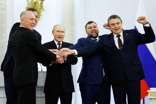  El presidente ruso, Vladimir Putin, y los representantes de los cuatro territorios clamaron a coro la anexión. Foto Ap