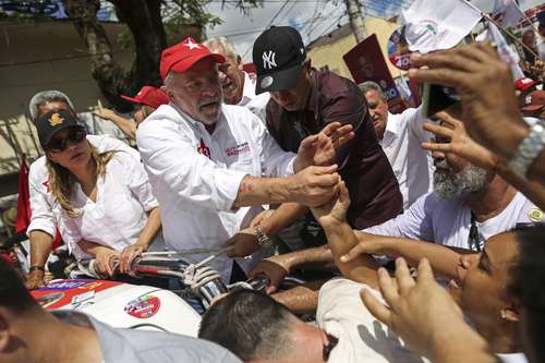 El ex presidente de Brasil Luiz Inácio Lula da Silva, quien se postula con el Partido de los Trabajadores, no desplegó grandes recursos propagandísticos para evitar confrontaciones entre cuadrillas publicitarias adversarias. En la imagen, en un evento proselitista del viernes.