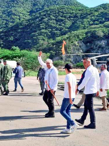 El presidente Andrés Manuel López Obrador, acompañado del gobernador Alejandro Murat (derecha), hizo una visita de carácter privado.