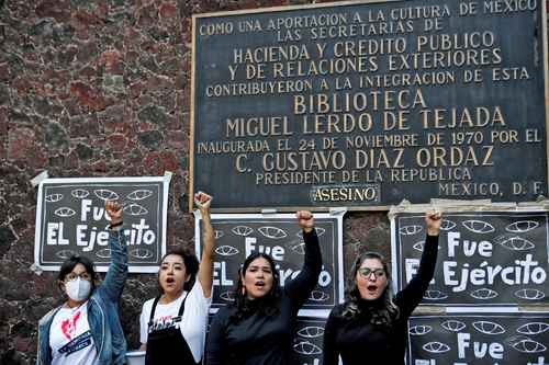 Activistas exigieron que el mensaje sobrepuesto no sea retirado; de ser así, se tratará de un acto de represión.