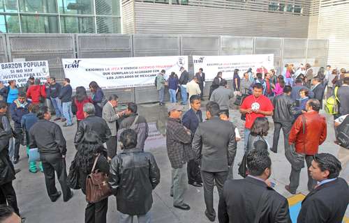 Integrantes de la Asociación de Jubilados, Trabajadores y Ex Trabajadores de la Aviación Mexicana se manifestaron ante la Junta Federal de Conciliación y Arbitraje en julio de 2015.