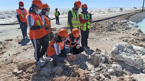 Estudiantes de minería en uno de los yacimientos de litio en Bolivia.