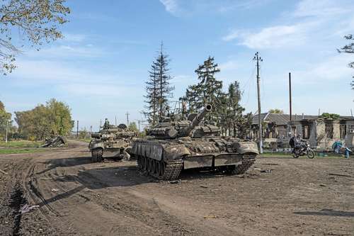 Tanques rusos abandonados en la carretera en la ciudad de Kupiansk, en Ucrania.