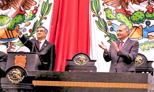 El morenista Américo Villa-rreal, ayer, al rendir protesta ante la legislatura de Tamaulipas. Lo acompaña el secretario de Go-bernación, Adán Augusto López.