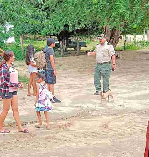 Personal de Protección Civil de Jalisco da indicaciones a los pobladores del municipio de Cabo Corrientes a fin de extremar precauciones ante el arribo del huracán Orlene.