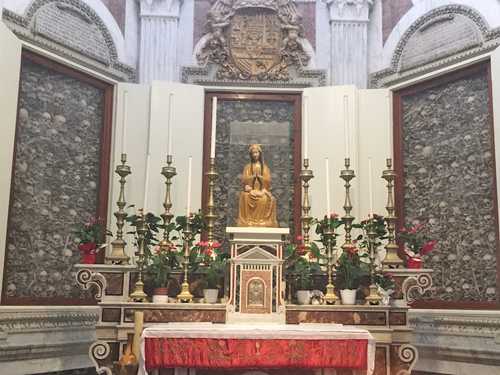 En la catedral de la Perla de Salento, situada en el punto más alto del casco histórico de esta ciudad, la capilla osario resguarda algunos restos de sus mártires.