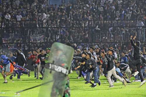 Seguidores del Arema FC saltaron a la cancha luego de que su equipo perdió 3-2 ante el Persebaya.