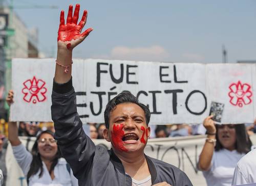 ENLAZAN RECLAMOS POR EL 68 Y LOS 43. En la marcha de conmemoración por el 2 de octubre, de Tlatelolco al Zócalo capitalino, los manifestantes acusaron la participación militar en ambos hechos.