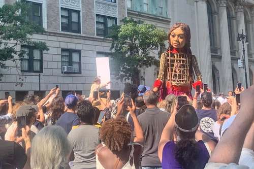 El títere de unos 3.5 metros de altura llamado Pequeña Amal culminó ayer una visita de tres semanas a Nueva York. Representa a una niña refugiada y ha estado ya en 85 ciudades de 12 países.