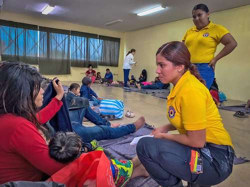 Jornaleros del puerto de Teacapan, municipio de Escuinapa, Sinaloa, fueron desalojados y refugiados en la escuela Antonio Toledo Corro, habilitada como albergue, ante las fuertes lluvias que se espera provoque el huracán Orlene a su paso por el estado.