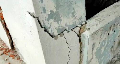Detalle de uno de los daños en la escuela primaria Año Internacional del Niño. Aunque autoridades ya otorgaron un presupuesto para repararla, los recursos no se han ejercido y podrían quedar congelados, lo cual preocupa a maestros y padres de familia.