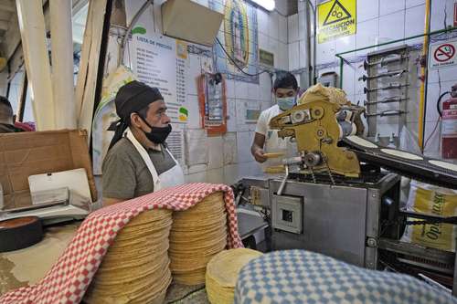 Empresas del maíz y la tortilla, como Maseca y Minsa, asumieron el compromiso de no subir sus precios durante la vigencia del segundo tramo del acuerdo para contener la inflación y la carestía, firmado ayer en Palacio Nacional.