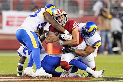 La defensiva de los Carneros detiene el avance del ala cerrada de los 49’s de San Francisco, George Kittle, durante el segundo cuarto del partido.