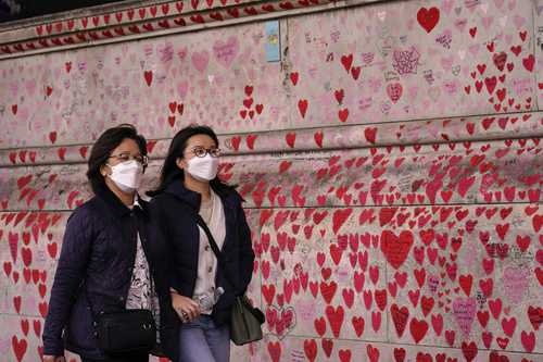 Muro en memoria de las víctimas de covid en Londres. En Gran Bretaña, la pandemia provocó más de 204 mil muertes, una de las peores cifras en el mundo.