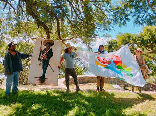 Integrantes de la comunidad indígena coca de Mezcala, en el municipio de Poncitlán, junto al lago de Chapala, festejan la recuperación de un predio de más de 10 hectáreas en el cerro El Pandillo, luego de un proceso legal de 23 años.