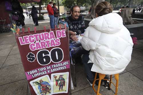 La lectura de cartas es una actividad milenaria, utilizada a menudo como medio de consulta e interpretación de hechos presentes, pasados o futuros.