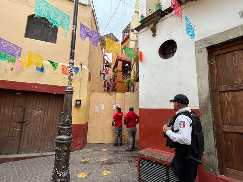 El gobierno municipal colocó tablas de triplay donde pegó hojas con la leyenda “Suspensión de obras como medida de seguridad”.