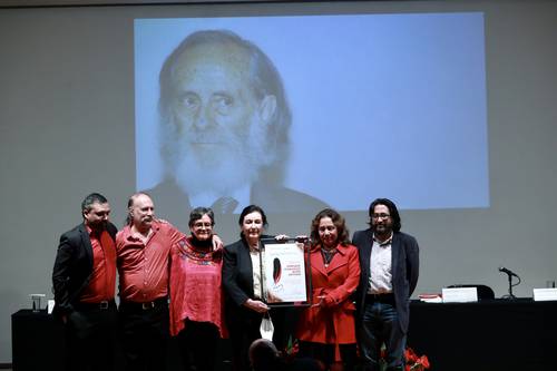 En el Palacio de Bellas Artes se rindió un homenaje póstumo al pensador, poeta y militante Enrique González Rojo Arthur. En la imagen, de derecha a izquierda el poeta Manolo Mugica, Guillermo y Graciela González Phillips, hijos del escritor, su viuda Alicia Torres Ramírez, la titular del Inbal, Lucina Jiménez, y el investigador Jorge Aguilera.