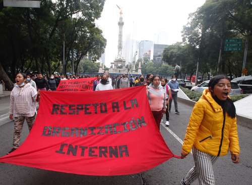 Alumnas de la normal de Teteles exigen salida de los directivos del plantel