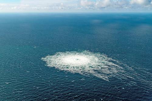 Imagen área muestra la fuga en el gasoducto Nord Stream 2 en el mar Báltico.