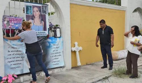 Mario Escobar y Dolores Bazaldúa, padres de Debanhi, colocaron una cruz ayer afuera del motel Nueva Castilla, municipio de Escobedo, Nuevo León, donde fue localizado el cuerpo de la joven dentro de una cisterna el pasado 21 de abril.