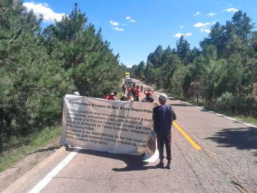 En agosto de 2020, rarámuris de Bosques de San Elías Repechique, municipio de Bocoyna, Chihuahua, marcharon por la carretera Creel-Divisadero en protesta por la detención de mujeres, niñas y niños cuando realizaban una reunión en el taller de costura Bowe Najativo, ubicado en un terreno cuya propiedad reclaman mestizos.