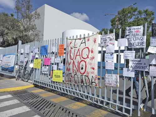 Pancartas con mensajes de protesta por la violencia interna tapizan la entrada principal de la Universidad Autónoma de Querétaro, que se encuentra en paro desde hace 10 días.