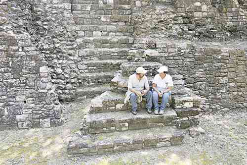  Los arqueólogos del INAH se han dedicado a descubrir la plaza central. En la imagen, la escalinata de la pirámide. Foto Luis Castillo