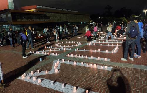 Ante la Rectoría de la UNAM, jóvenes escribieron “No a la militarización”.