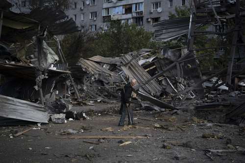  Devastación en un vecindario habitacional en Zaporiyia, luego de una ofensiva rusa. Foto Ap