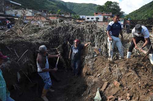 La búsqueda de víctimas del deslave en Las Tejerías, Venezuela, se amplió ayer varios kilómetros para recuperar cuerpos que podrían haber sido arrastrados a quebradas y ríos cercanos. La cifra de muertos llegó a 43.