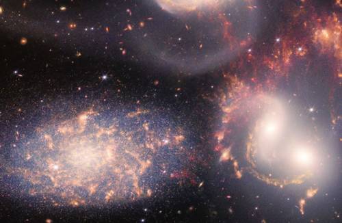 El telescopio James Webb reveló novedades sobre la formación y evolución galáctica al observar las pequeñas moléculas orgánicas en la región nuclear de las galaxias activas. Conocidas como hidrocarburos aromáticos policíclicos, son importantes herramientas astronómicas. Por ejemplo, se consideran componentes fundamentales de los compuestos prebióticos, que pueden haber tenido un papel clave en el origen de la vida.