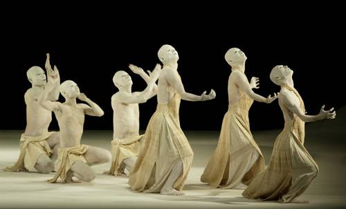 Entre las propuestas artísticas más interesantes del Festival Internacional Cervantino destaca la obra Kosa: Entre dos espejos, compuesta por Ushio Amagatsu, que será interpretada por Sankai Juku. En la imagen, escena de la coreografía Kagemi: Más allá de la metáfora de los espejos, interpretada por la mencionada compañía japonesa de danza butoh en 2006 como parte de la edición 34 del FIC.