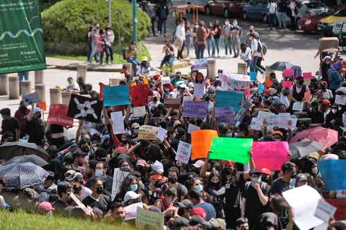 Estudiantes de la Universidad Veracruzana marcharon ayer en Xalapa en demanda de espacios libres de violencia, acoso sexual y discriminación en esa casa de estudios.
