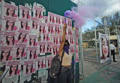 Integrantes de colectivos feministas pegaron fotos de Ingrid Escamilla durante la audiencia en la que se declaró culpable de su feminicidio a su pareja.