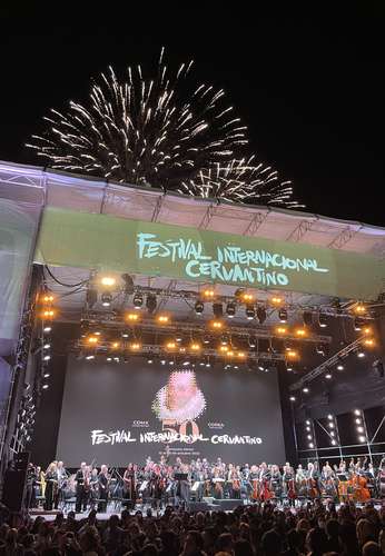 El público abarrotó la explanada de la Alhóndiga de Granaditas en la inauguración del 50 FIC.