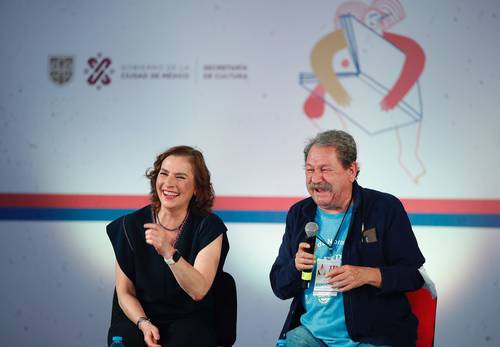 La historiadora, al lado de Taibo II, participó en el encuentro con la conferencia El placer de leer.