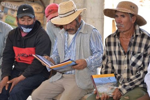 En la comunidad de Tecoltemi, revisando los daños que la minería ha causado en otras regiones en el libro Así se ve la minería en México. Teresa Osorio, CCMSS