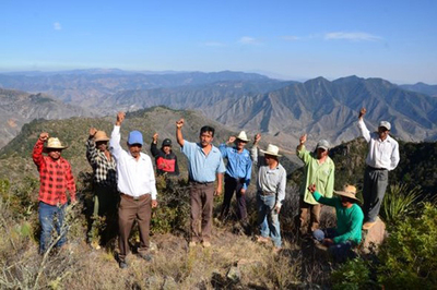 Miembros de la Comunidad Nahua Ejido Tecoltemi  y al fondo sus bosques. Decirle no a la minería es defender la vida y defender el territorio.  Teresa Osorio, CCMSS