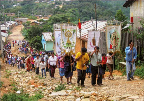 Procesión durante la fiesta en honor a San Miguel para agradecer el inicio de la cosecha y el fin de la temporada de escasez. Comunidad de Colombia de Guadalupe, parte de la defensa exitosa contra la minera Corazón de Tinieblas, suspendida en 2016. Giovanna Gasparello, Documentación colectiva Así se ve la minería en México