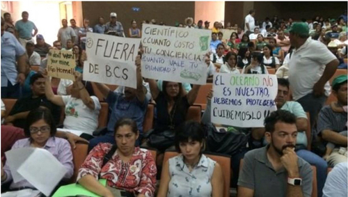 Manifestación de rechazo en la reunión pública informativa de la empresa OMEX para la presentación de la MIA del proyecto Arenas fosfáticas negras.