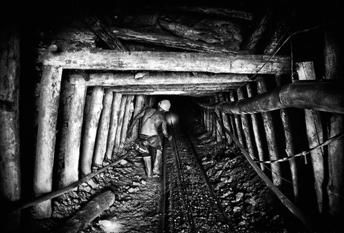 Las condiciones laborales y de seguridad en las minas de carbón de Coahuila han causado graves tragedias en las décadas pasadas y hasta la fecha. Las tragedias de Pasta de Conchos y Pinabete no son las únicas. Cristobal Trejo, Documentación Colectiva Así se ve la minería en México
